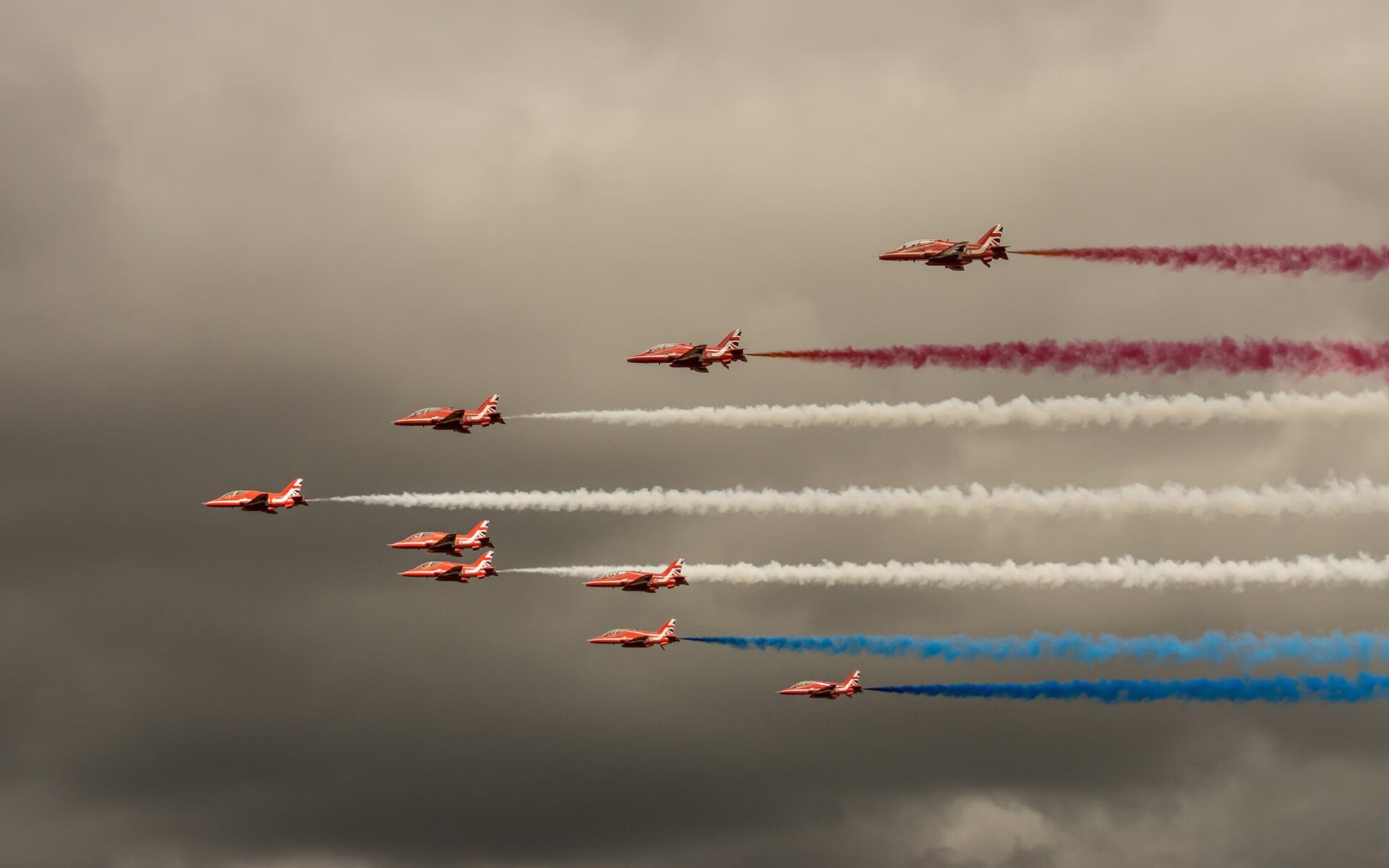 姆巴佩的高光镜面，在安哥拉与伊朗的足球经纬中，照见何为世界