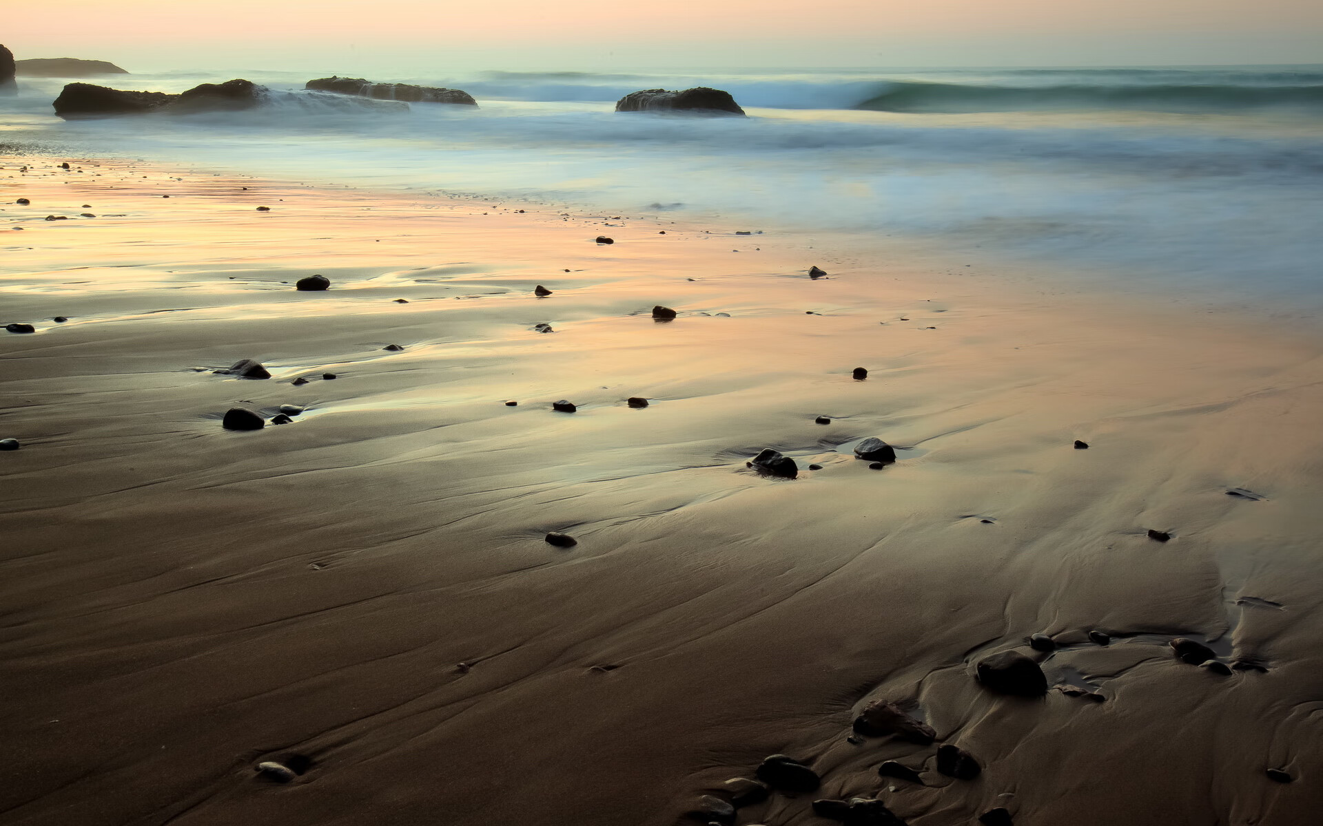 爱游戏APP-铁血蓝桥与法老时刻，足球世界里，磐石与闪电的协奏